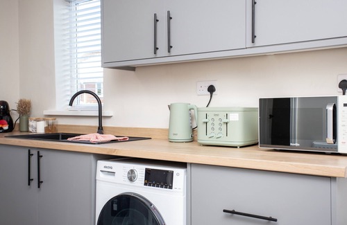 Consett House | Metcalfe Haven offers a cozy retreat in the heart of Consett. This peaceful home is perfectly situated for exploring the stunning landscapes of County Durham, with nearby nature walks, historical sites, and scenic views.