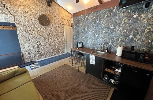 Elora Apartment | Metcalfe Suites - Old Stone Alcove