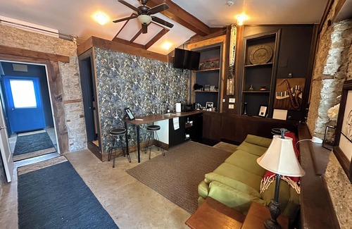 Elora Apartment | Metcalfe Suites - Old Stone Alcove