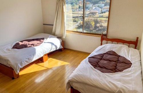 Fujiyoshida Villa | 【MeTeL】窓辺から壮大な富士が拝める。リノベーション済み一等貸し宿泊施設