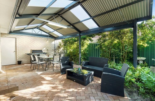 City Of Busselton House | Meters to Beach, Short Walk to Town!