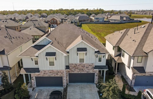 Richmond House | Meticulously-maintained 3-BR Townhouse w/ Backyard ~ Double-Story!