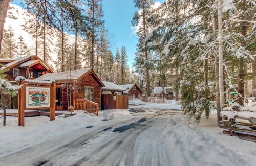 Camp Sherman Cabin | Metolius River Resort Cabin 2 - Luxurious cabin on the Metolius River w/