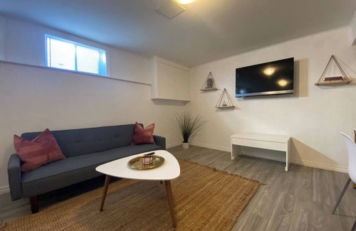 Victoria Village Villa | Metro Luxe Stay
