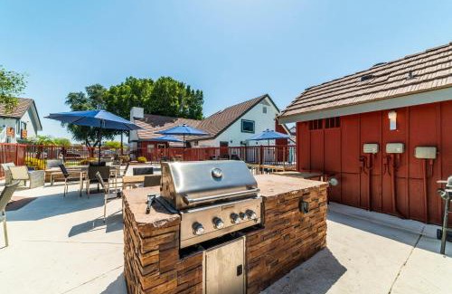 North Mountain Apartment | Metro PHX downstairs STUDIO sleeps 4 ADA Accessible