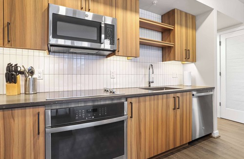 Clarendon Apartment | Metro-Side Modern Comfort