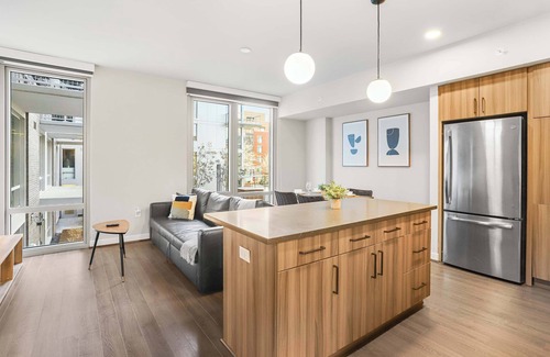 Clarendon Apartment | Metro-Side Modern Comfort