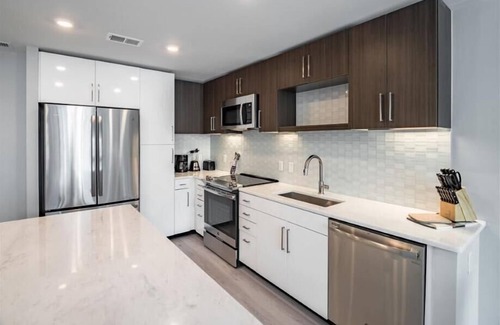 Woodmont Triangle Apartment | Metro to DC |Rooftop Access & Wifi | Downtown Bethesda | by GLS