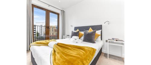 St Albans Apartment | Metropolitan Luxury: Chic 2BR Flat in St. Albans