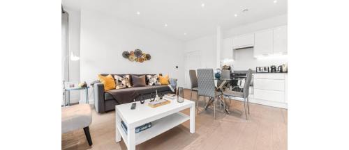 St Albans Apartment | Metropolitan Luxury: Chic 2BR Flat in St. Albans