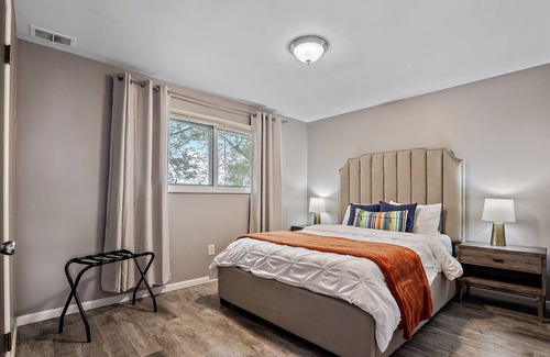 Aurora Condo | Mexican Themed Cozy Apt in Aurora/75" TV/FastWiFi/AppleTV/Disney+/YouTubeTV
