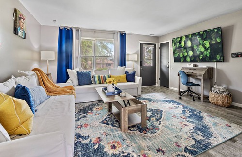 Aurora Condo | Mexican Themed Cozy Apt in Aurora/75" TV/FastWiFi/AppleTV/Disney+/YouTubeTV