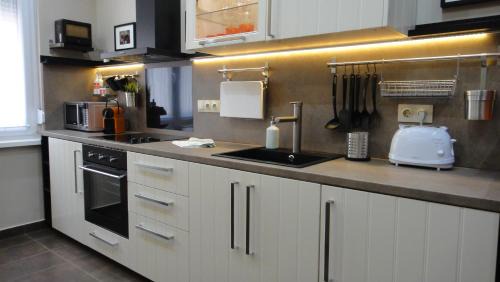 Gellert Hill Apartment | MgTels Apartman - with private parking