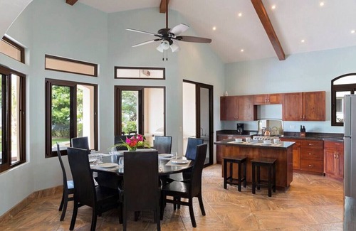 Playa Colorado House | Mi Casa Soñada (Spacious Beachfront House and Studio)