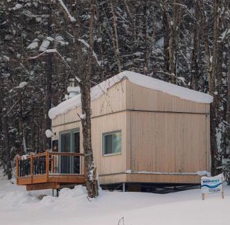 Notre-Dame-Auxiliatrice-de-Buckland Ski Chalet | Micro-Cabin in the Mountains - Solstice 2