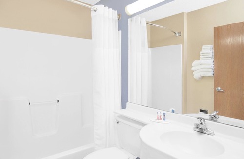 Clear Lake Hotel | Microtel Inn & Suites By Wyndham Clear Lake