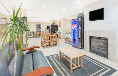 Colfax Hotel | Microtel Inn & Suites by Wyndham Colfax/Newton
