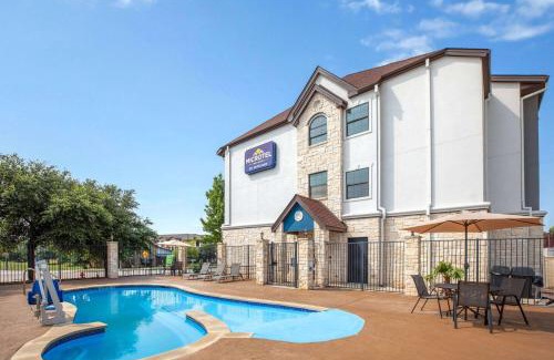 Buda Hotel | Microtel Inn & Suites by Wyndham Buda Austin South