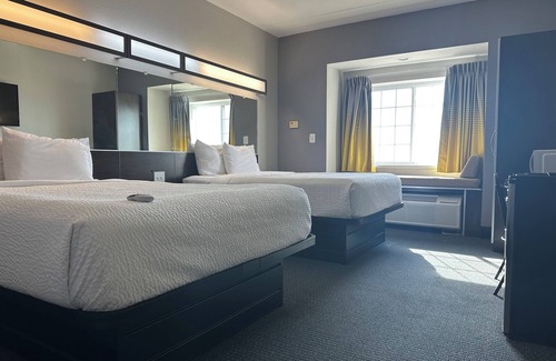 Quincy Hotel | Microtel Inn & Suites by Wyndham Quincy Downtown/River Area
