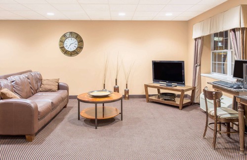 Quincy Hotel | Microtel Inn & Suites by Wyndham Quincy Downtown/River Area