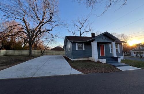 Monroe House | Mid Century 1/4 mile to Downtown Main Street - breweries, coffee, dining, shops