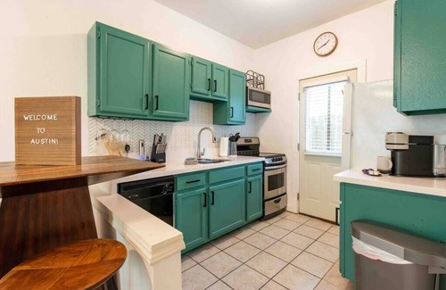 Old West Austin Condo | Mid-Century Austin Escape! Long Term Discounts!
