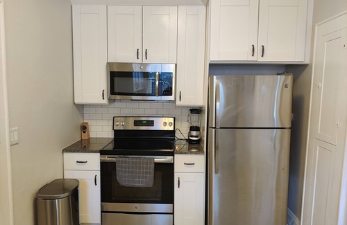 Lakeland House | Mid Century Bungalow Minutes from Downtown