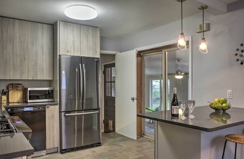 North Bethesda House | Mid-Century Gem: Dog-Friendly Home Near DC!