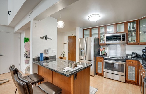 South of Market Apartment | Mid-Century Loft in SoMa - Steps to Caltrain!