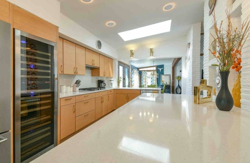 Lincoln House | Mid-Century Manor-1950s Retro Hollywood Experience