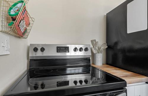 Seminole Heights Apartment | Mid-Century Manor close to Downtown and food spots