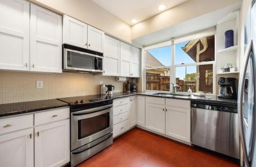 Old Town North House | Mid-century Mod Retreat near Old Town - Free Bikes