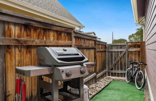 Old Town North House | Mid-century Mod Retreat near Old Town - Free Bikes
