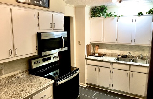 Memphis House | Mid-Century Modern , 2 bedrooms, 3 TVs, 2 living areas. Nurses welcome