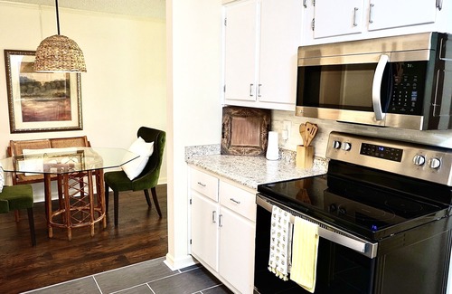 Memphis House | Mid-Century Modern , 2 bedrooms, 3 TVs, 2 living areas. Nurses welcome