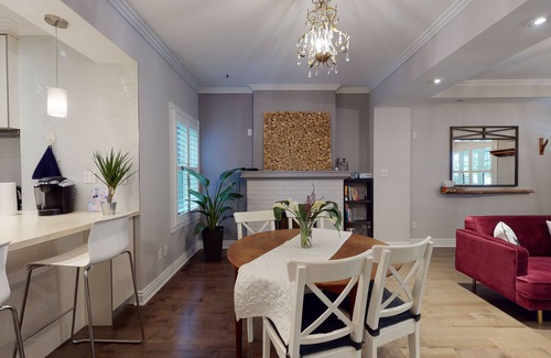 Cabbagetown South House | Mid Century Modern 3 BR in DT, TO