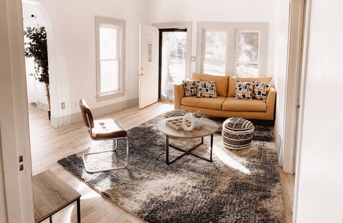 Des Moines House | Mid Century Modern Bungalow 5 mins to downtown 9 mins to DSM airport
