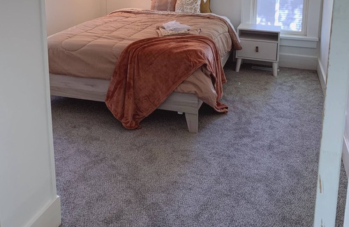 Des Moines House | Mid Century Modern Bungalow 5 mins to downtown 9 mins to DSM airport