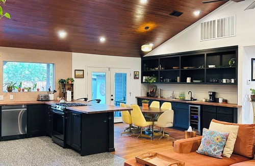Dallas House | Mid Century Modern Relaxing Retreat with Sauna-5 minutes from White Rock Lake