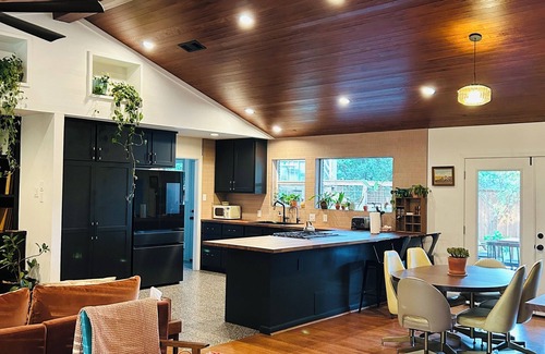 Dallas House | Mid Century Modern Relaxing Retreat with Sauna-5 minutes from White Rock Lake