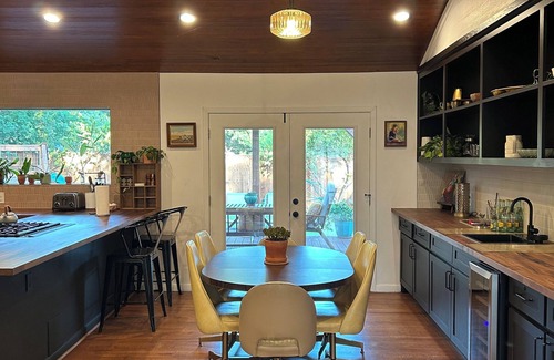 Dallas House | Mid Century Modern Relaxing Retreat with Sauna-5 minutes from White Rock Lake