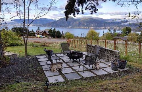 Okanagan-Similkameen House | Mid-Century Modern Revival Vineyard Home