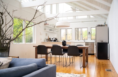 Shorewood House | Mid-century on idyllic pasture like setting with pond