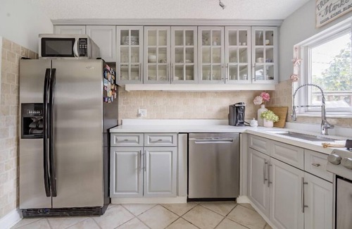Oakwood Village House | Mid-Century Serene Family Home with Garden and Parking Short-Term Available