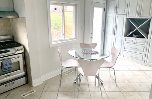 Oakwood Village House | Mid-Century Serene Family Home with Garden and Parking Short-Term Available