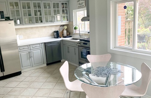 Oakwood Village House | Mid-Century Serene Family Home with Garden and Parking Short-Term Available