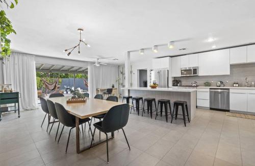 Encanto House | Mid-Century Stunner/Large Yard and Patio for Indoor/Outdoor Living