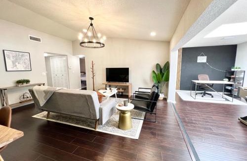 Temple Terrace House | Mid Century Villa With Community Pool! Close to Busch Gardens
