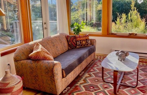 Bowen Island Cabin | Mid-Mod Cozy Cabin In Snug Cove