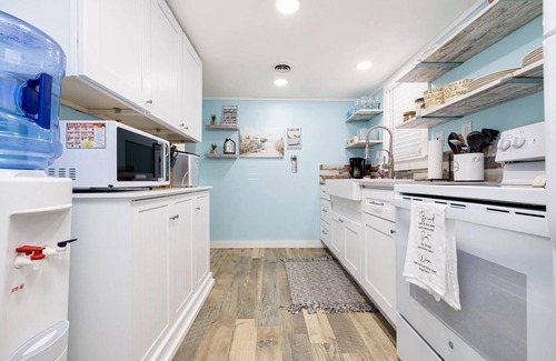 Lakeview Cottage | MID-TERM FULLY FURNISHED RENTAL AT INDIAN LAKE! Steps Away From Boat Marina